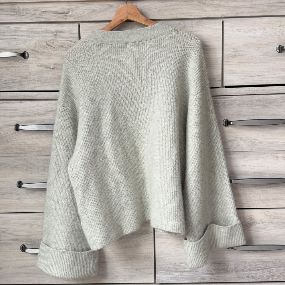 Cozy light Saige alpaca blend V-neck sweater with a relaxed fit by H&M size M - Picture 3 of 9